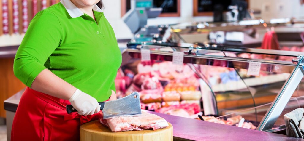 Fleischtheke mit Bedienung in gruenem Shirt Headerbild Kontakt BFGA Werbeagentur 